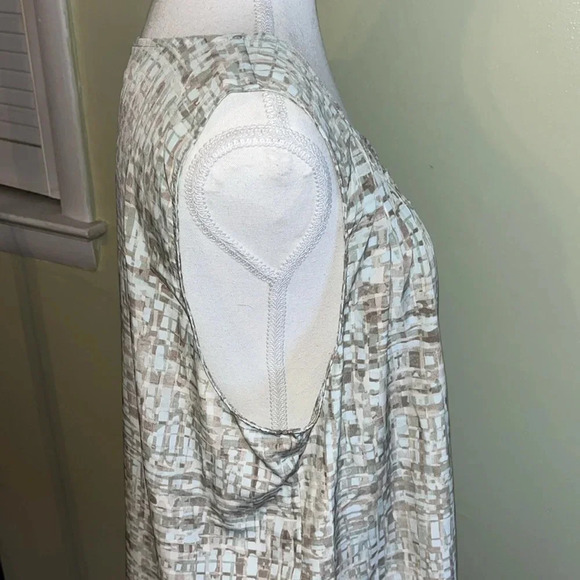 Chico’s wrinkle free sleeveless popover abstract print pleated neckline top - Picture 13 of 14